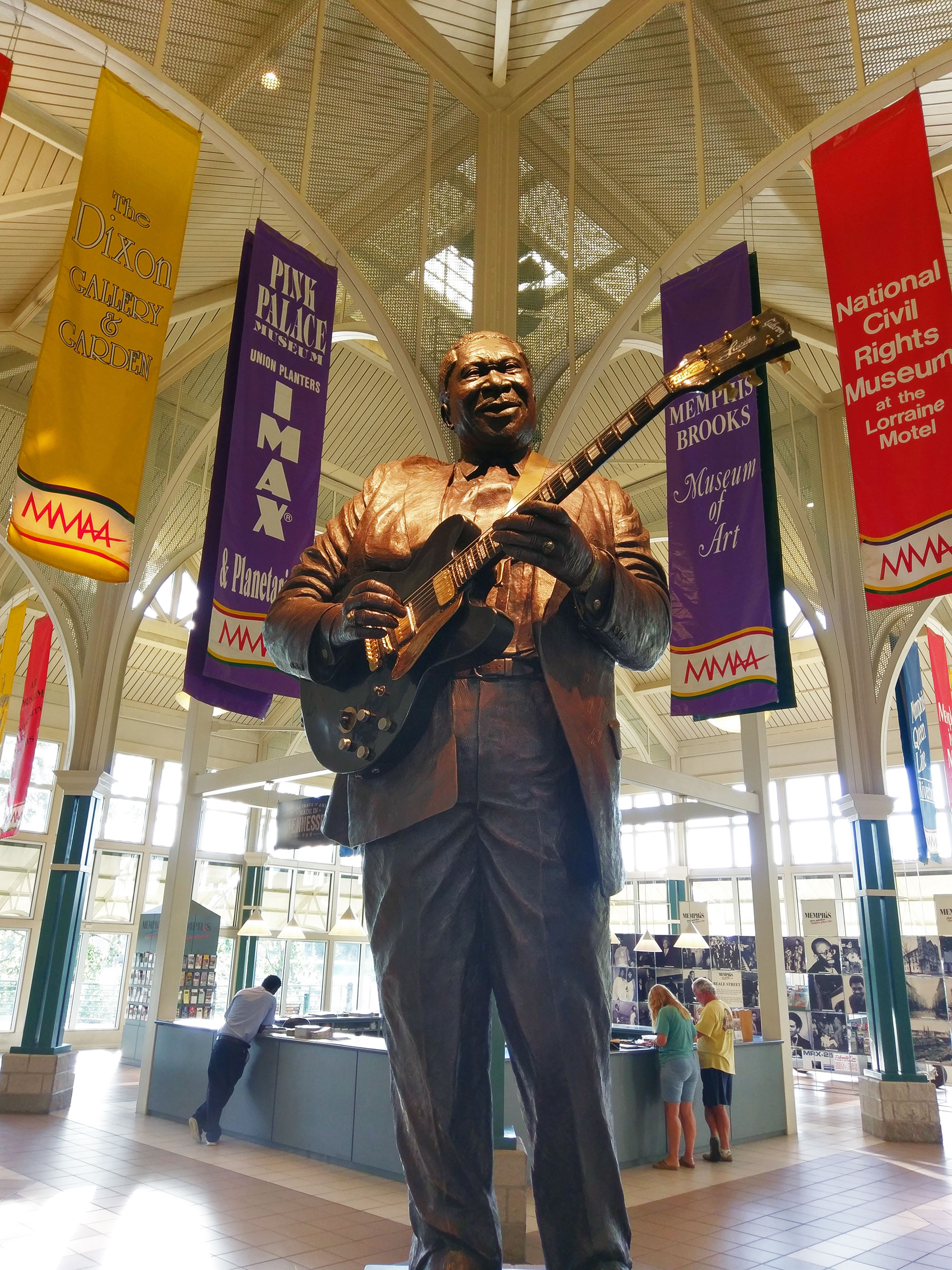 A BB King statue at the Memphis, TN visitor's center.